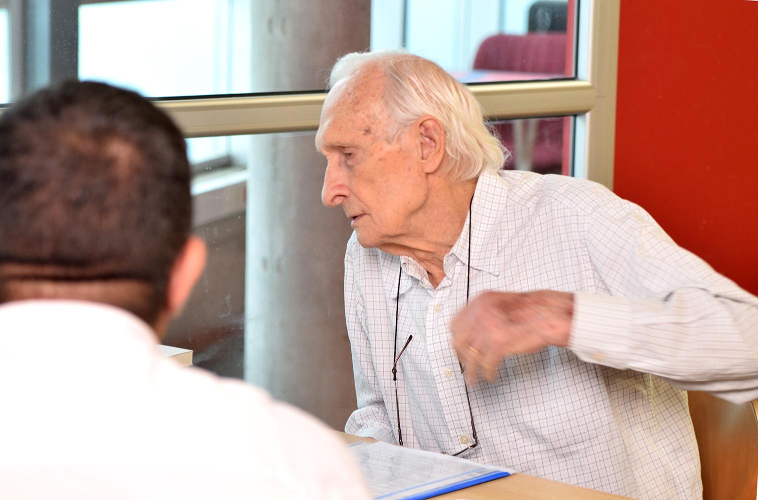 La-biblioteca-donada-por-Víctor-Guzman