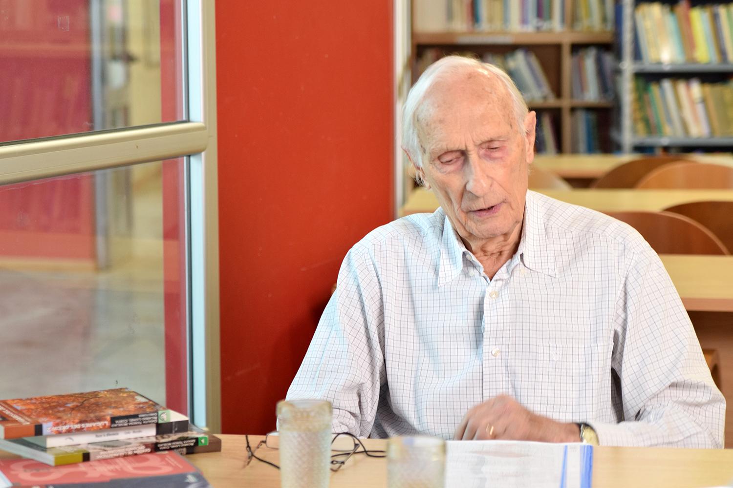 La-biblioteca-donada-por-Víctor-Guzman