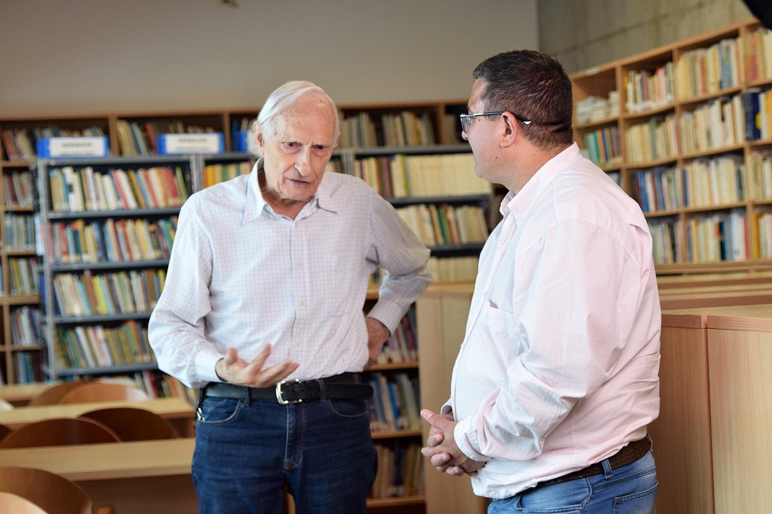 La-biblioteca-donada-por-Víctor-Guzman