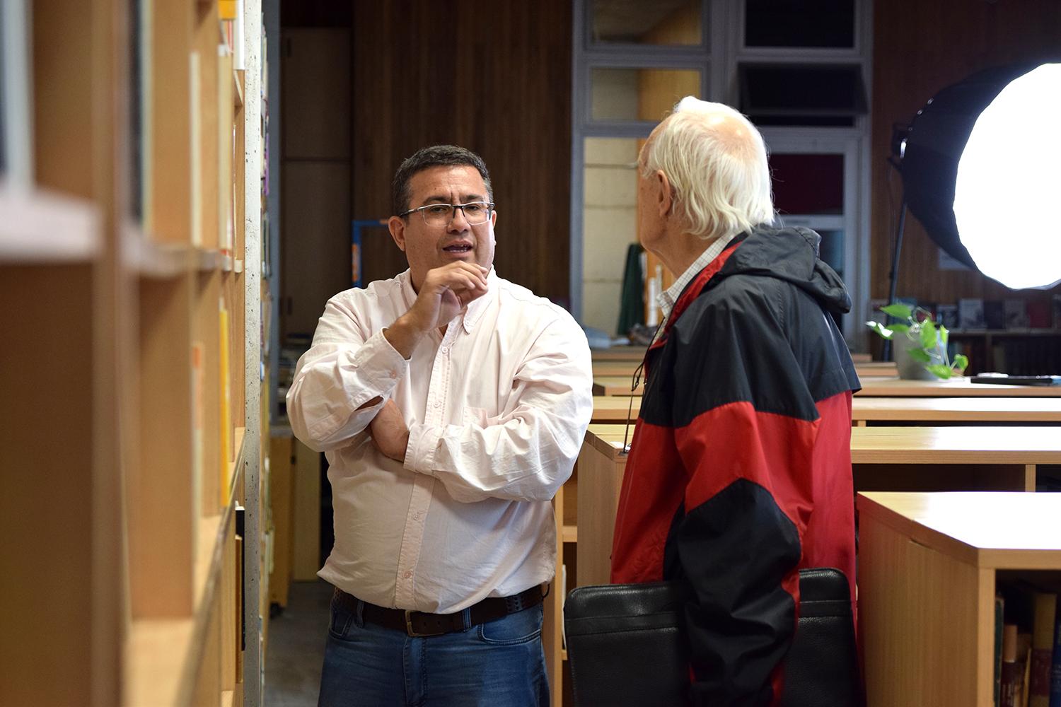 La-biblioteca-donada-por-Víctor-Guzman