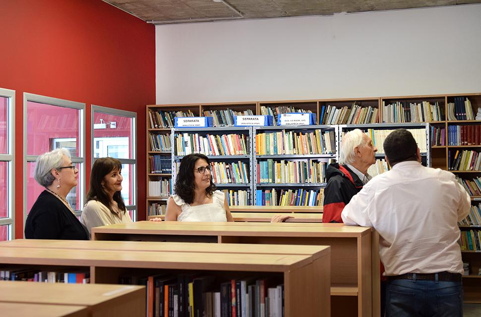 La-biblioteca-donada-por-Víctor-Guzman