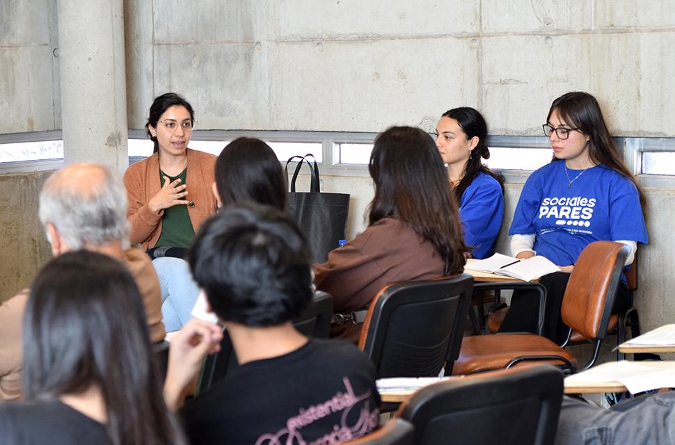 Egresada de la Facultad de Cs. Sociales hablando con estudiantes en el espacio interactivo