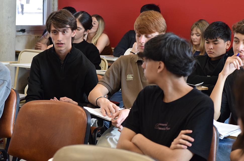 Estudiantes de secundario participando del espacio interactivo