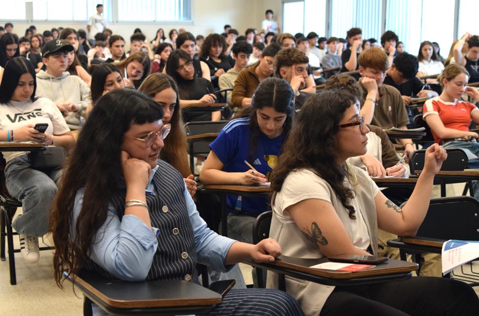 Conversacion de egresades de Ciencia Política y Sociología. Primer plano Paula Prada secretaría de Asuntos estudiantiles