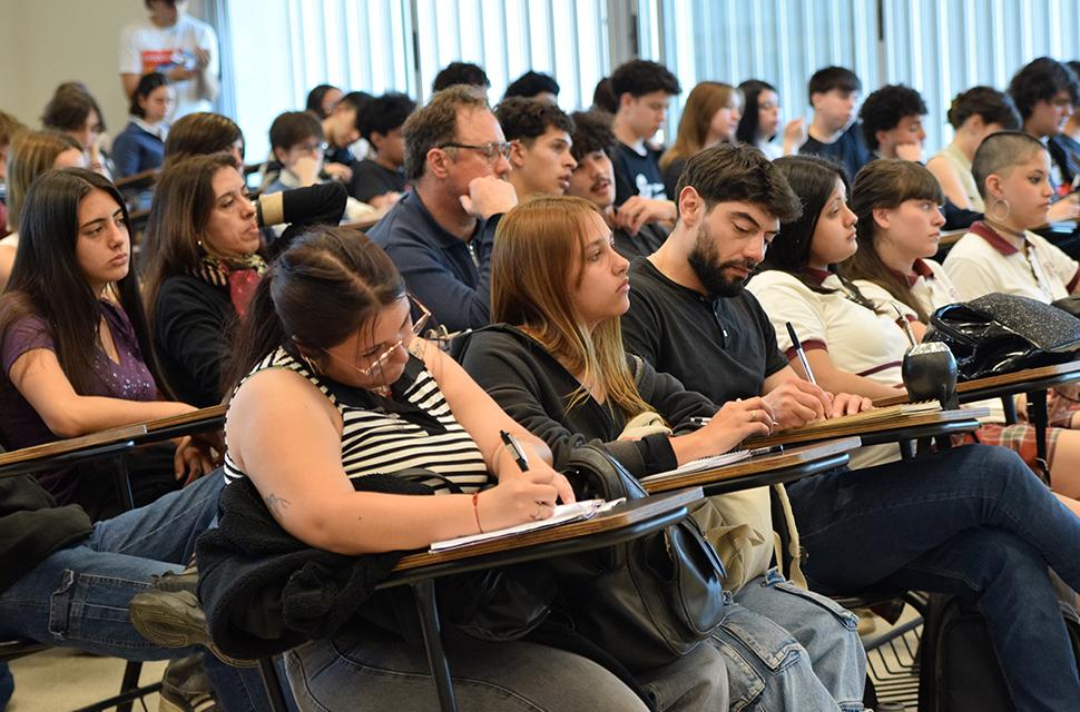 Estudiantes de secundario y otres en la conversacion de egresades de Ciencia Política y Sociología