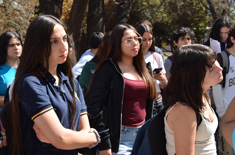 Estudiantes de secundario en la visita guiada a la Facultad de Cs. sociales