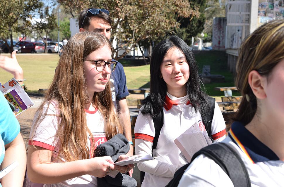 Estudiantes de secundario en la visita guiada a la Facultad de Cs. sociales