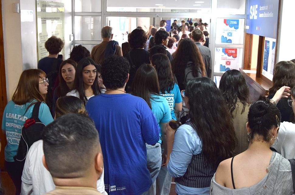 Estudiantes de secundario en la visita guiada a la Facultad de Cs. sociales
