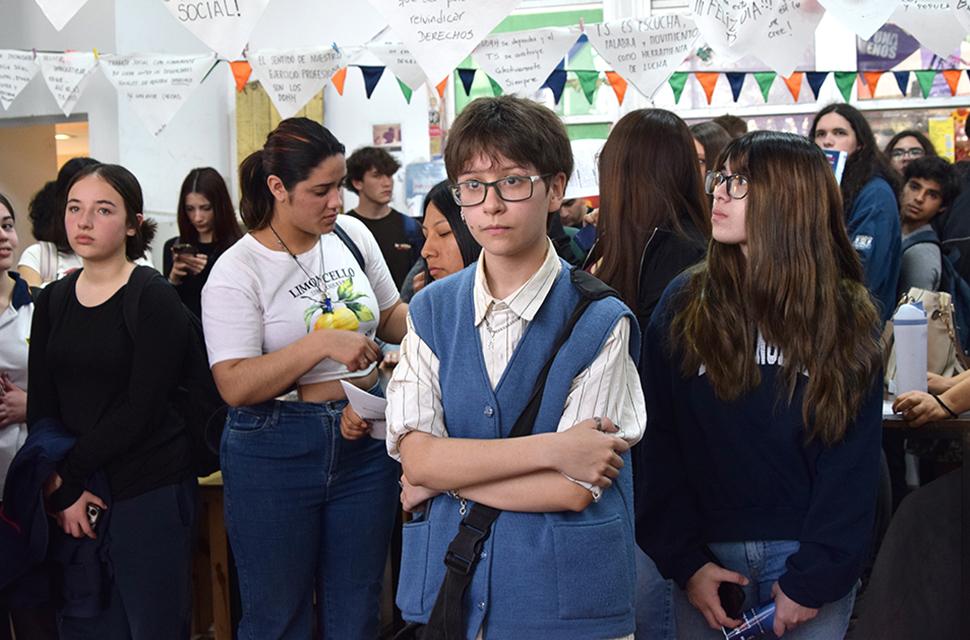 Estudiantes de secundario en la visita guiada a la Facultad de Cs. sociales