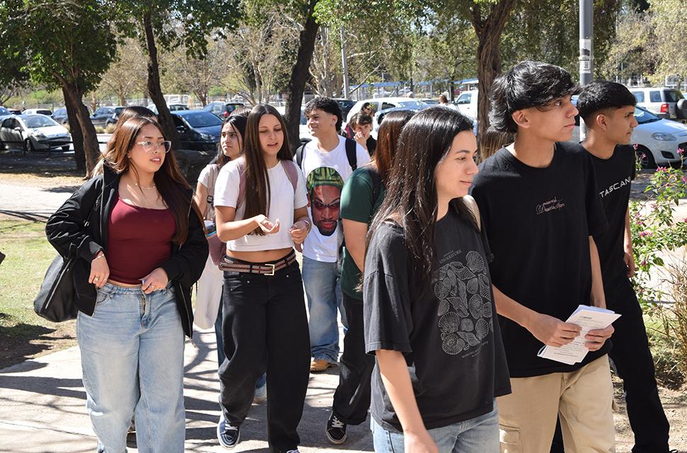Estudiantes de secundario en la visita guiada a la Facultad de Cs. sociales