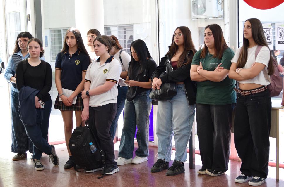 Estudiantes de secundario en la visita guiada a la Facultad de Cs. sociales