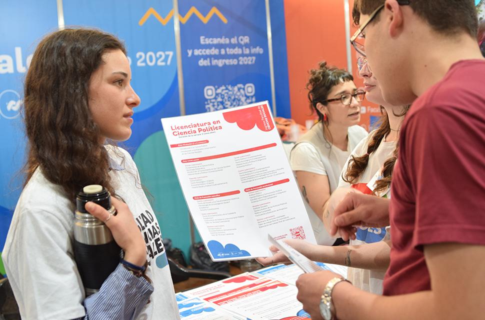 Voluntaria conversando con estudiante de secundario