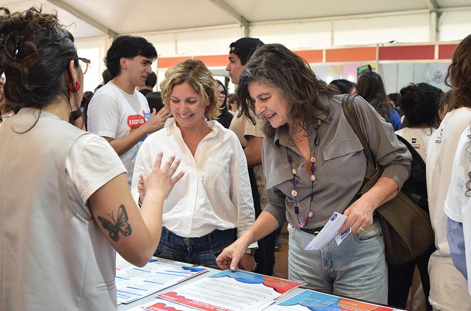Visita de la decana, Alejandra Domínguez y la vicedecana Liliana Córdoba al stand de sociales en la muestra de carreras