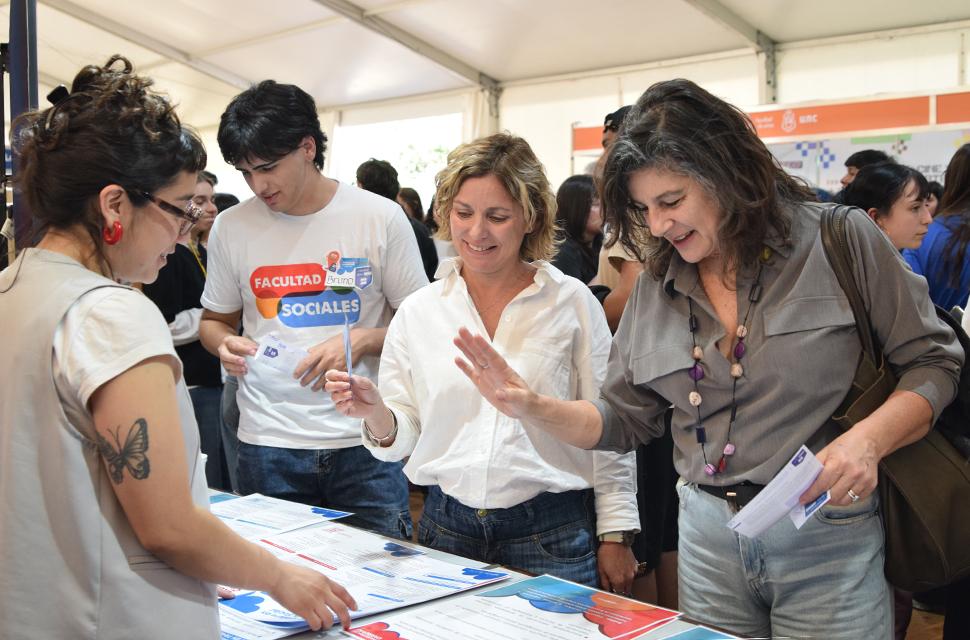 Visita de la decana, Alejandra Domínguez y la vicedecana Liliana Córdoba al stand de sociales en la muestra de carreras