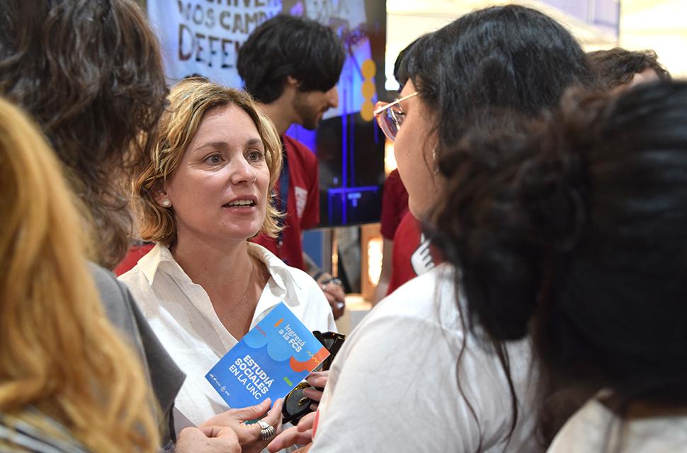 La vicedecana Liliana Córdoba conversando con estudiantes voluntaries y la Secretaria de Asuntos Estudiantiles Paula Prada