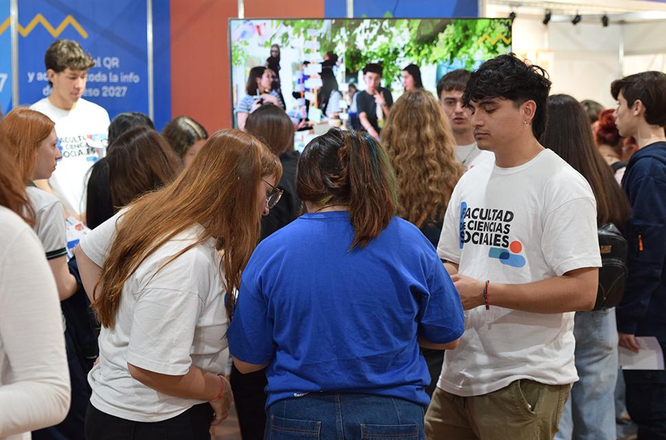 Estudiantres de sociales conversando entre sí