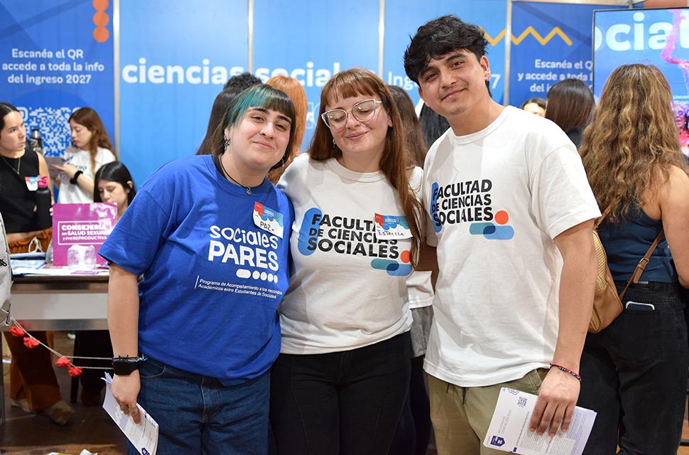 Tres estudiantes de sociales, una sociales pares, frente a camara sonriendo