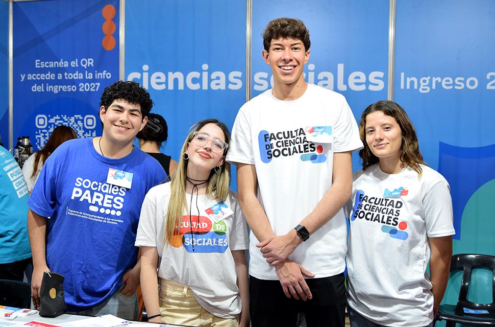 Estuidiantes voluntaries frente a camara sonriendo