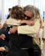 Abrazo entre dos personas en primer plano