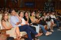 Docentes y publico mirando hacia el escenario escuchando los discursos