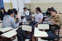 grupo-de-estudiantes-mujeres-y-varones-sentados-en-ronda-trabajando-en-grupo