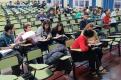 grupo-de-estudiantes-en-un-aula-sentados-en-clase