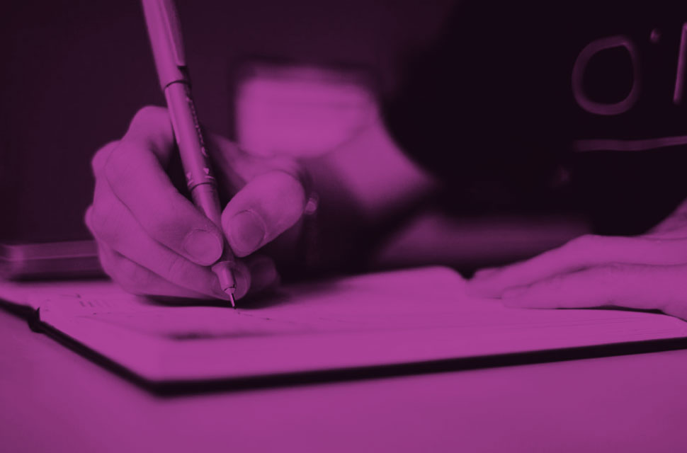mano-de-una-persona-escribiendo-sobre-un-papel