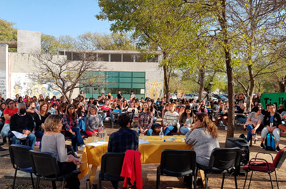 personas-sentadas-esuchando-una-charla-en-el-bosquecito-de-la-fcs