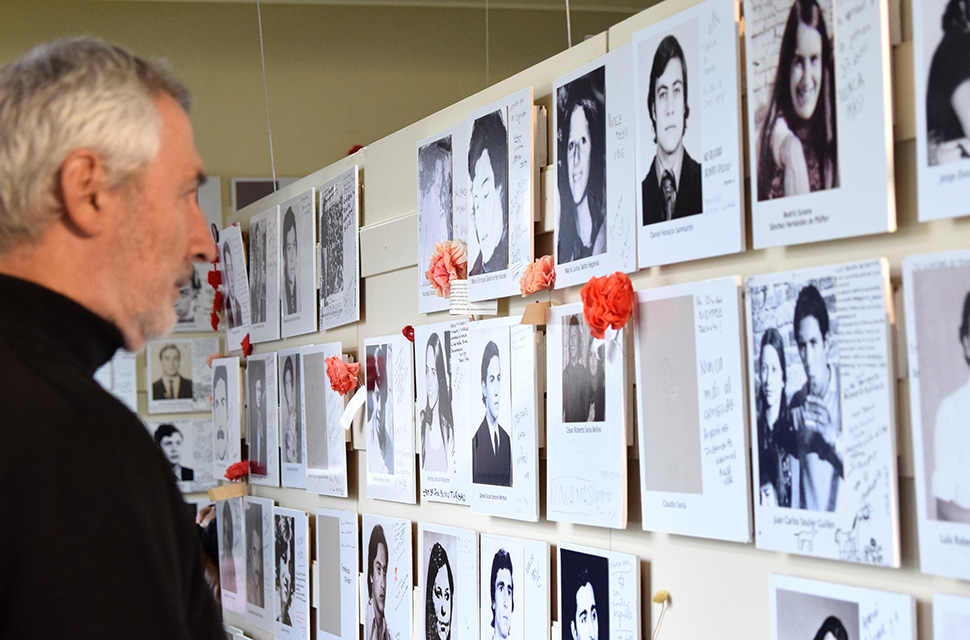 Sociales acompaña con emoción la identificación de restos de 17 personas en el CCD “La Perla”