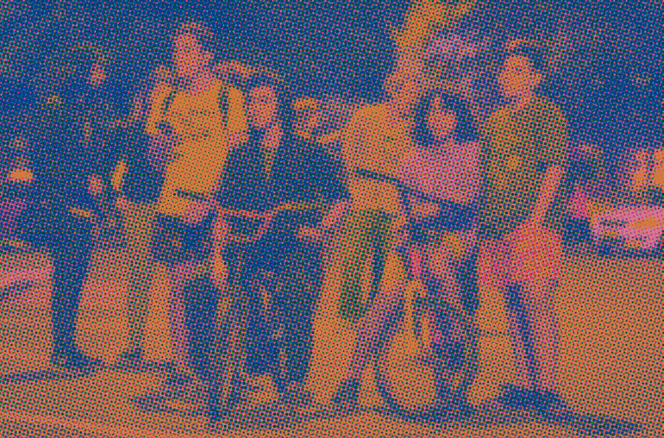 adolescentes-parados-y-en-bicicleta