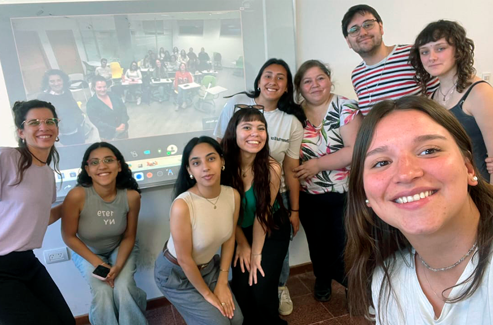 grupo-de-estudiantes-en-un-aula